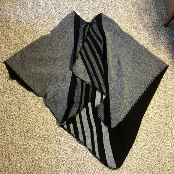 NWT Soft Surroundings Whistler Poncho Cape Black Gray One Size Lagenlook Blanket - Picture 4 of 9